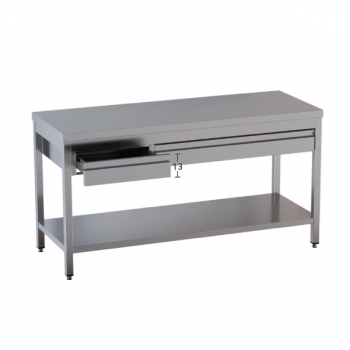 Table en acier inoxydable avec étagère inférieure et tiroirs alignés