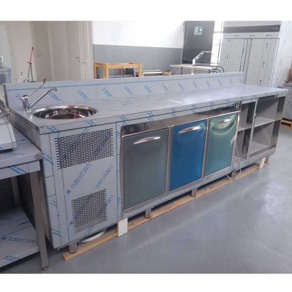 Banco bar con 3 vani refrigerati, 2 vani neutri e lavello, lunghezza 300 cm