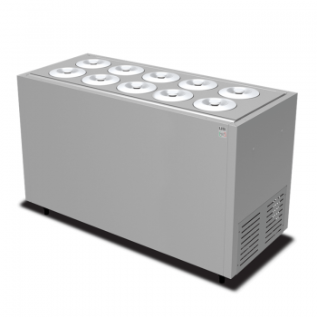 Built-in cockpit ice cream counter with 10 flavors and COMBI reserve